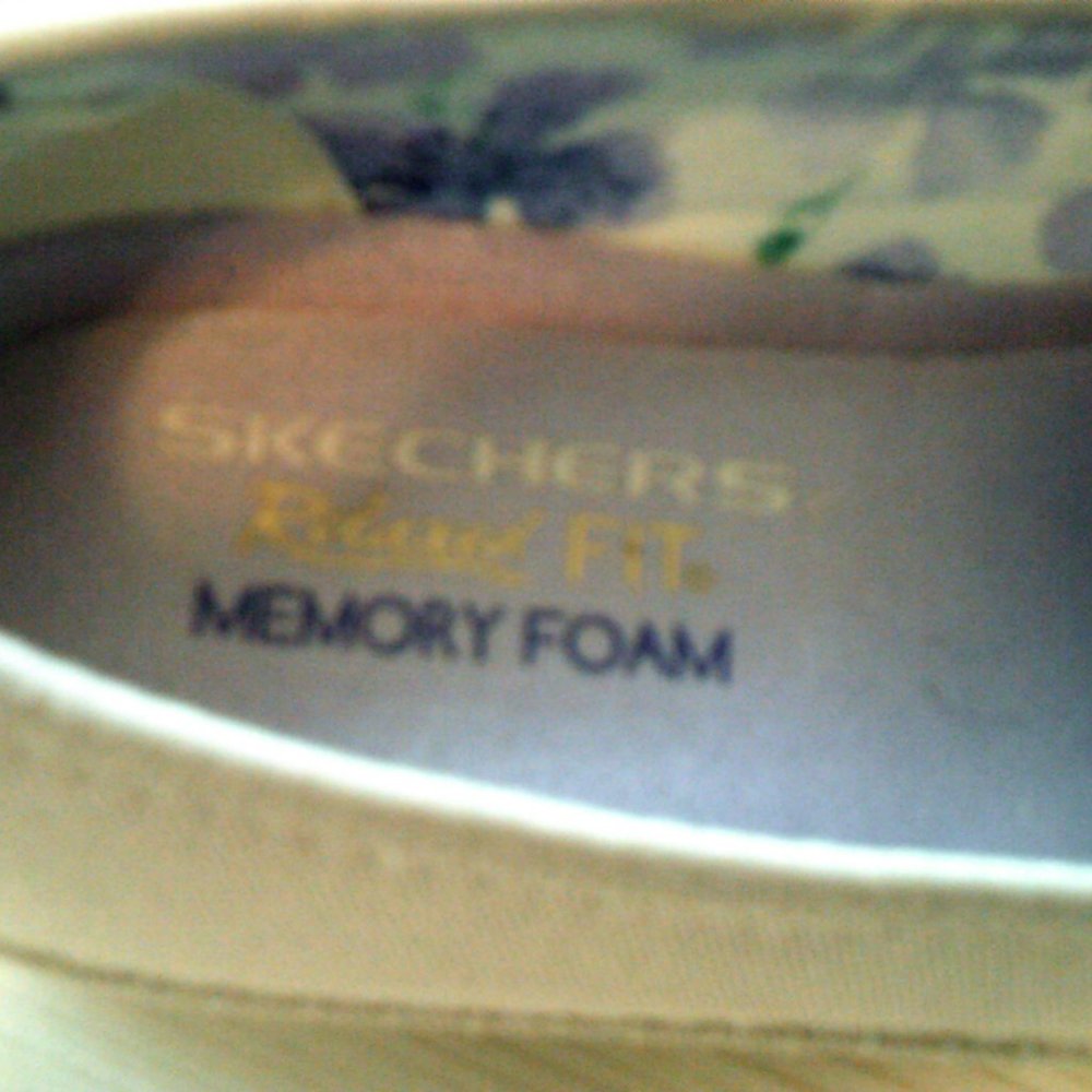 Sketchers Slip On With Memory Foam, Size 6.5m - image 4